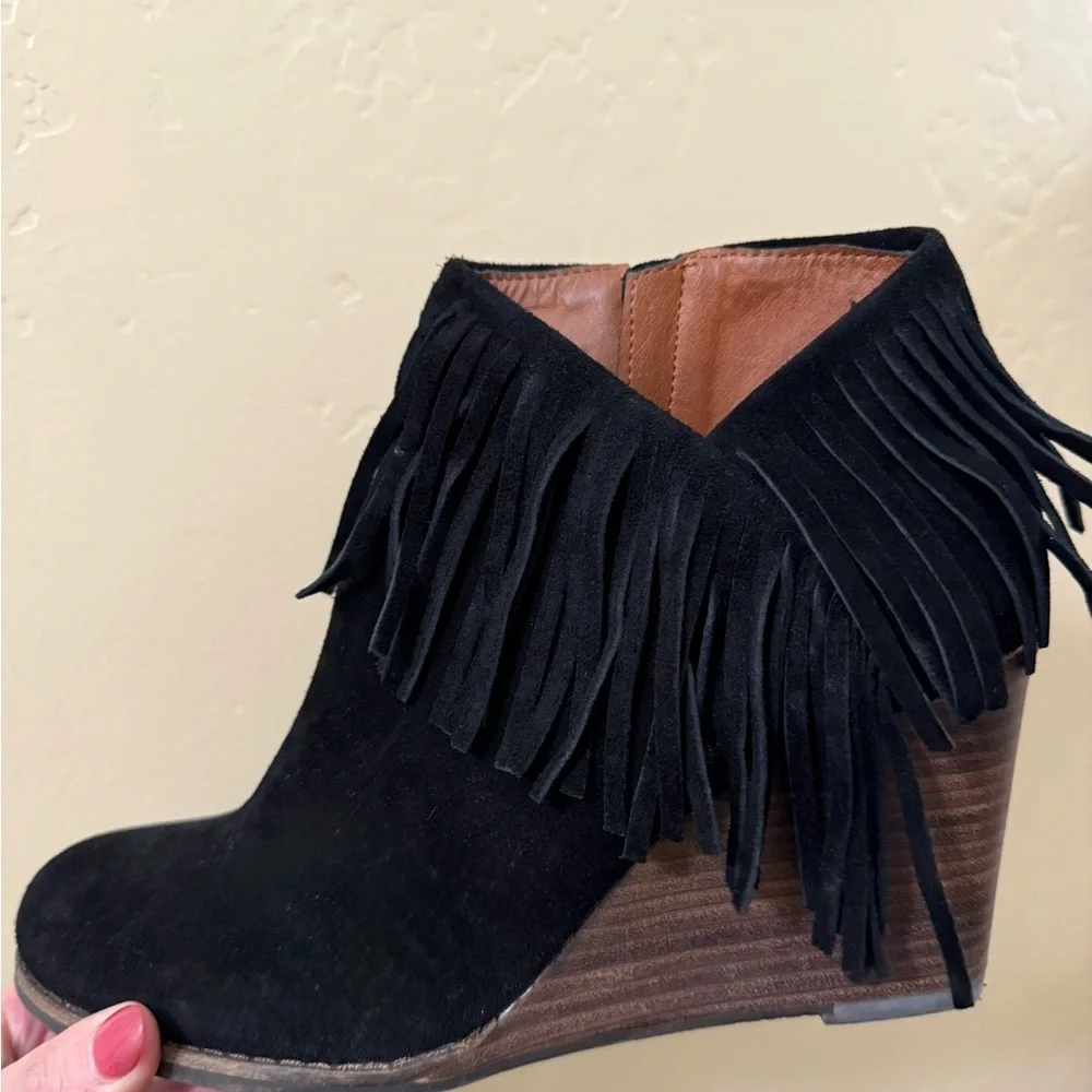 Lucky Brand Yachin fringe suede ankle boot in black with a wedge heel 9 NWT